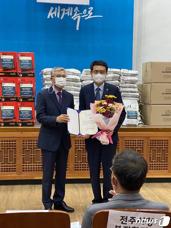 28일 김희수 전북도의원(오른쪽)이 전주시장애인단체총연합회로부터 감사패를 받고 있다.(전북도의회제공)2021.9.28/뉴스1