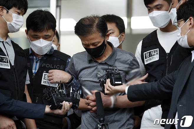 전자발찌를 끊고 여성 2명을 살해한 혐의를 받는 강윤성이 7일 오전 서울 송파경찰서에서 검찰로 송치되고 있다.  2021.9.7/뉴스1 © News1 이승배 기자