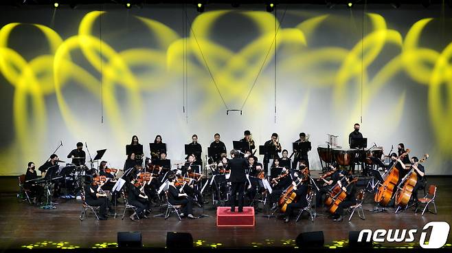 한국전력 경남본부가 지난 27일 오후 창원KBS홀에서 ‘희망·사랑 나눔 콘서트’를 열고 있다.(한전 경남본부 제공)2021.9.28.© 뉴스1