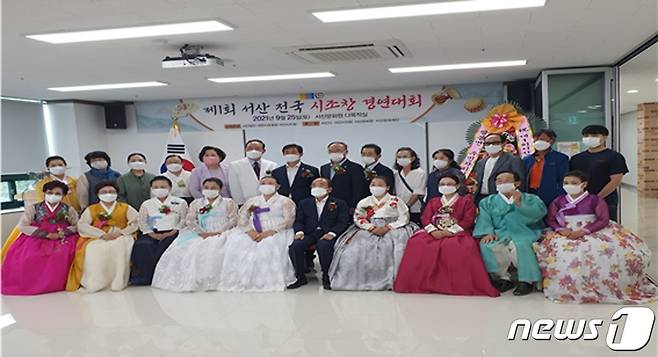 참석자들이 심사위원들과 기념촬영을 하고 있다.© 뉴스1