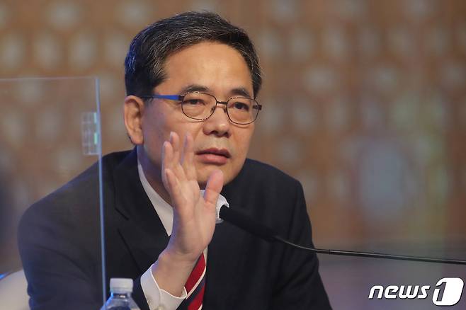 화천대유에 근무했던 아들이 퇴직금 명목으로 50억원을 받은 사실이 드러나 논란이 일자 국민의힘을 탈당한 곽상도 의원. 사진은 지난해 11월 당시 국민의힘 대구시당위원장 시절 곽상도 의원이 대구·경북 중견언론인모임인 아시아포럼21 정책토론회에 참석해 발언하는 모습. 이날 곽 의원은 '대구시장 출마' 가능성을 시사해 주목 받았으나 최근 탈당하자 지역에서는 내년 대구시장 도전이 사실상 무산됐다는 반응이다. 2021.9.28/뉴스1 © News1 공정식 기자