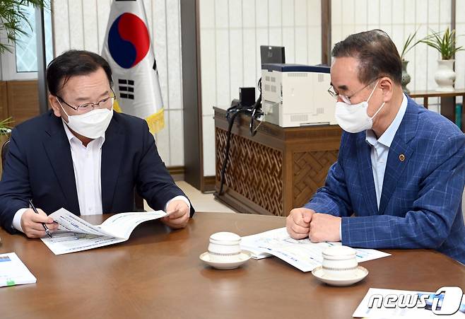 장세용 구미시장(오른쪽)이 28일 김부겸 국무총리를 만나 기념촬영을 하고 있다. 장 시장은 Δ KTX 구미역 신설 Δ구미하수처리장 시설 개선 Δ중앙하수처리장 증설 Δ해평습지 국가정원 조성 등 1조원 규모의 지역 주요 현안에 대한 국가지원을 요청했다. (구미시 제공) 2021.9.28/뉴스1 © News1 정우용 기자