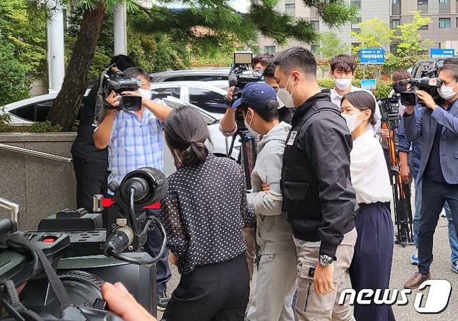 (의정부=뉴스1) 이상휼 기자 = 의정부교도소에서 입감 전 검찰 수사관을 뿌리치고 달아났다가 이틀 만에 자수한 20대 A씨(25)가 28일 오전 구속 전 피의자 심문(영장실질심사)을 받기 위해 의정부지법으로 들어서고 있다. A씨는 지난 25일 오후 3시33분께 의정부교도소 정문 앞에서 입감 전 코로나19 검사를 하려고 대기하던 틈을 타 수갑을 찬 채로 달아난 뒤 26일 오후 8시20분께 하남경찰서에 자수했다. 2021.9.28/뉴스1 © News1 이상휼 기자