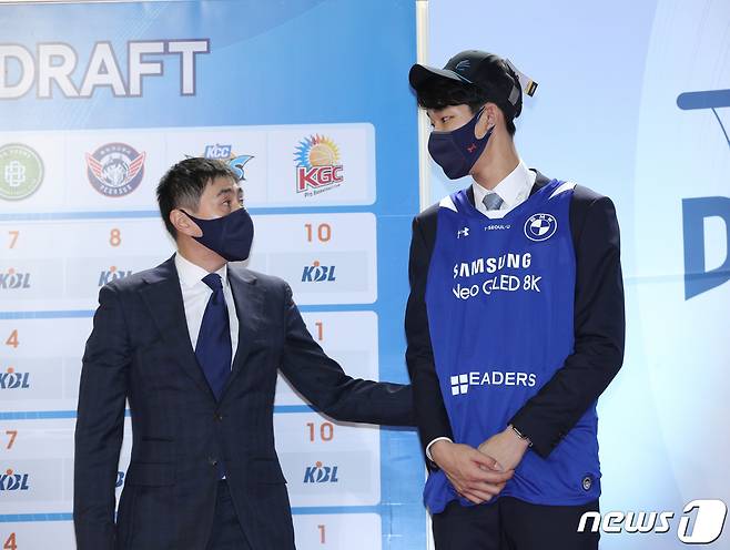 28일 오후 서울 송파구 잠실학생체육관에서 열린 프로농구연맹(KBL) 신인선수 드래프트에서 1라운드 1순위로 서울 삼성에 지명된 이원석이 이상민 감독과 대화하고 있다. 2021.9.28/뉴스1 © News1 신웅수 기자