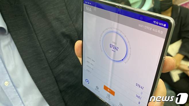 과학기술정보통신부와 통신 3사가 5G 28㎓ 지하철 와이파이 속도를 테스트하고 있다. 979.42Mbps 다운로드 속도를 기록한 모습. 2021.09.28/뉴스1 © News1 이기범 기자