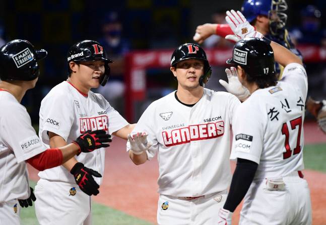 SSG 최정이 1일 인천SSG랜더스필드에서 열린 NC와 더블헤더 2차전에서 만루포를 터뜨린 후 동료들과 환호하고 있다. | SSG 랜더스 제공