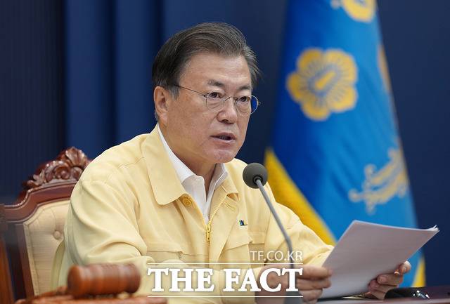 문재인 대통령은 28일 청와대에서 주재한 국무회의에서 "다른 나라들보다 코로나19 위기를 잘 헤쳐 왔다"라며 "방역 선도국가이면서 경제위기 극복에서도 모범국가가 되면서 대한민국의 국제적 위상이 높아졌다"고 밝혔다. /청와대 제공