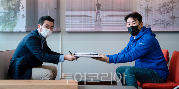 (좌)이준호 클룩 코리아 지사장, (우)성장근 카모아 부대표가