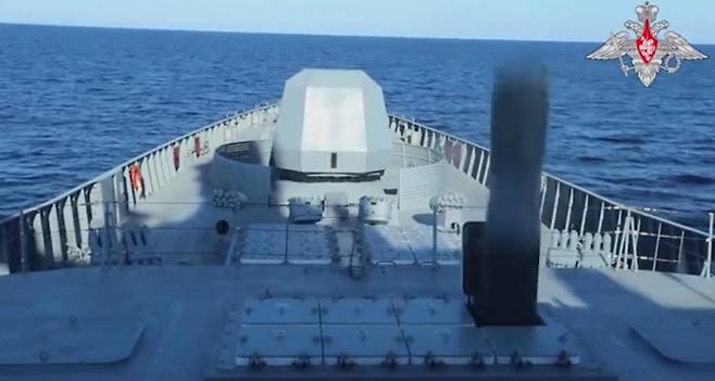 러시아가 함정에서 극초음속 미사일을 발사하는 모습