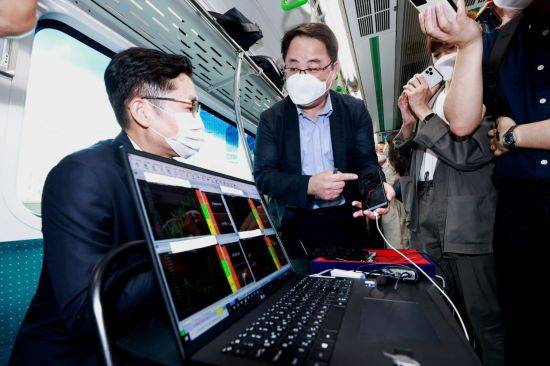 조경식 2차관이 2호선 객차에서 5G 28㎓ 기반 와이파이 다운로드 속도 값 측정 시연 과정을 지켜보고 있다. 사진제공=과학기술정보통신부