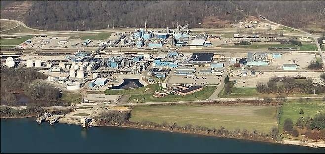 DL케미칼이 미국의 석유화학회사인 크레이튼의 지분 100%를 주당 46.5달러(약 5만5천 원), 총액 16억 달러(약 1조8천900억 원)에 인수하기로 의결했다고 28일 밝혔다. 사진은 미국 내 크레이튼 SBC 생산공장 전경. /연합뉴스