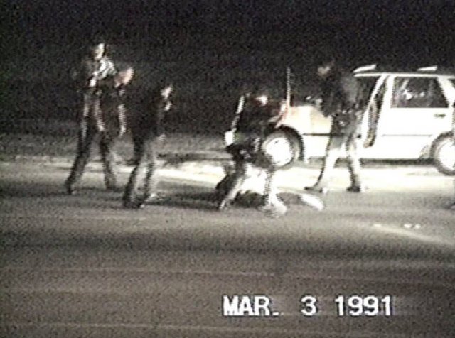 1991년 미국 로스앤젤레스(LA) 주민 조지 홀리데이가 촬영한 로드니 킹 구타 사건. 이 동영상은 시민저널리즘의 모범 사례로 평가받고 있다. LA타임스