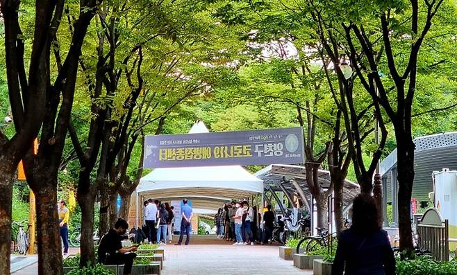 현재 매일 3000명대 안팎으로 발생하는 코로나19 신규 확진자 수가 결코 많은 것이 아니며, 이 같은 수준에서 집단면역을 이루려면 계산상 10년이 걸린다는 국내 전문가들의 분석이 나왔다. 사진은 서울 시내 한 코로나19 선별진료소에서 코로나19 검사를 하기 위해 사람들이 대기하는 모습. 이정아 기자