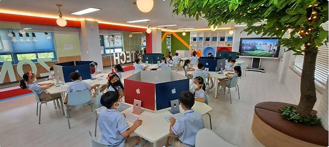 청원초 학생들이 스마트 교실 환경을 이용해 SW교육을 하고 있다.