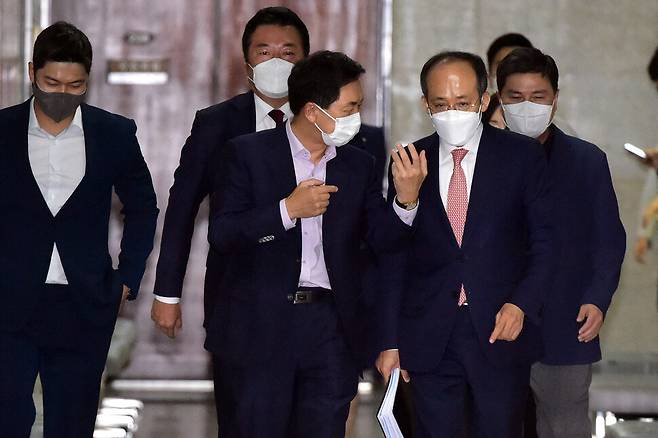 국민의힘 김기현 원내대표와 추경호 원내수석부대표가 27일 국회에서 열린 최고위원회의에 참석하며 대화하고 있다. 국회사진기자단