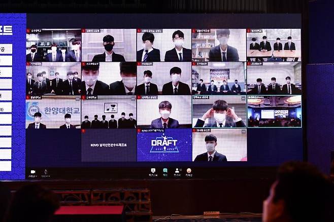 프로배구 신인 드래프트에 참가한 선수들이 28일 서울 강남구 리베라호텔에서 비대면으로 열린 2021∼2022 코보(KOVO) 남자 신인선수 드래프트에서 호명을 기다리고 있다. KOVO 제공
