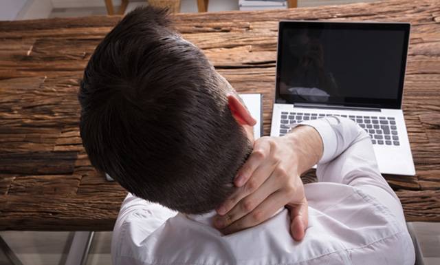 소리가 날 정도로 목을 과도하게 꺾는 행위는 목 건강을 위협한다./게티이미지뱅크