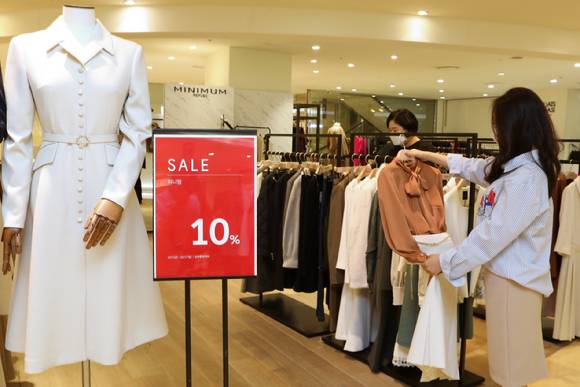 롯데백화점에서 한 고객이 세일 상품을 살펴보고 있다. [사진=롯데쇼핑]