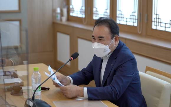 BBQ치킨 윤홍근 회장이 국가대표 선수들에게 격려의 말을 전하고 있다. [사진=BBQ]