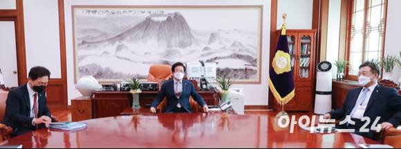 박병석 국회의장(가운데)이 28일 오전 서울 여의도 국회 의장실에서 여야 원내대표와 대화를 나누고 있다. 왼쪽부터 김기현 국민의힘 원내대표, 박 의장, 윤호중 더불어민주당 원내대표.