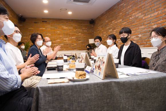 임혜숙 과학기술정 보통신부 장관이 28일 오후 서울 영등포구 여의도 하우스(How's)카페에서 열린'청년 과학자 간담회' 에 참석해 청년 과학자들의 고민과 아이디어를 듣고 있다. [사진=과학기술정보통신부]