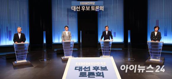 이재명(왼쪽부터), 박용진, 이낙연, 추미애 더불어민주당 대선 경선 후보가 28일 밤 서울 양천구 목동 SBS에서 열린 TV 토론회에서 리허설을 하고 있다.[사진=국회사진취재단]