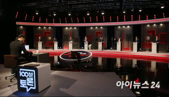 국민의힘 대선 예비후보(왼쪽부터 황교안, 유승민, 최재형, 안상수, 하태경, 윤석열, 홍준표, 원희룡)들이 28일 오후 서울 마포구 MBC 신사옥에서 열린 '100분 토론' 생방송에 앞서 준비를 하고 있다.[사진=국회사진취재단]