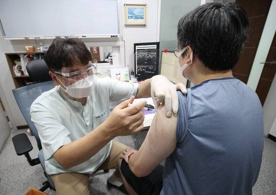 30세 이상 예비군 등에 대한 얀센 백신 접종이 시작된 10일 서울 동작구 경성의원에서 시민들이 얀센 백신을 접종받고 있다. 연합뉴스