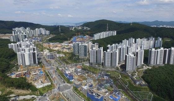 이재명 경기도지사가 성남시장 재직 시절 진행한 대장동 개발사업 관련 특혜 의혹과 논란이 커지고 있다. 경기도 성남시 분당구 대장동 개발사업 현장의 모습. 뉴스1