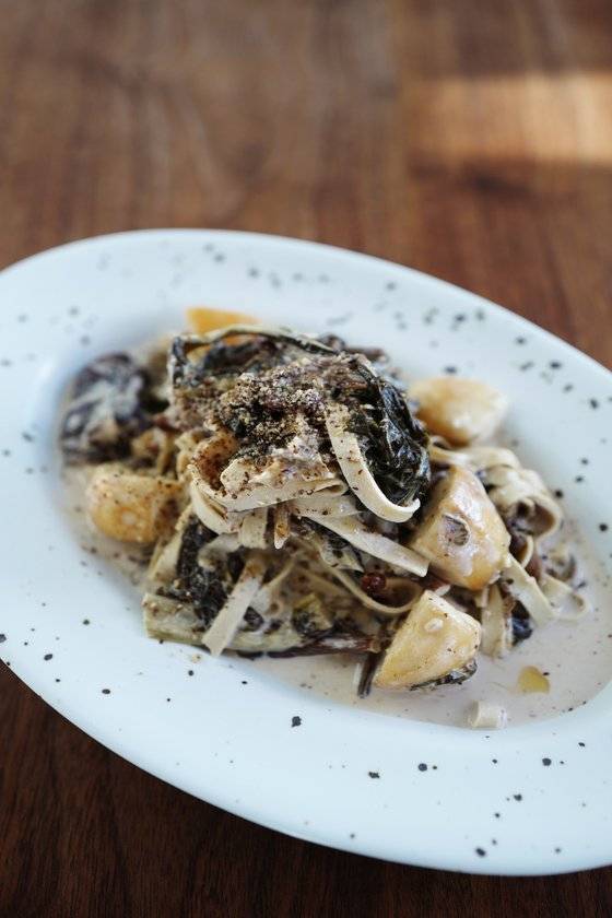 나물과 버섯, 두부면으로 만든 건강한 맛의 들깨나물파스타. 사진 김혜준.