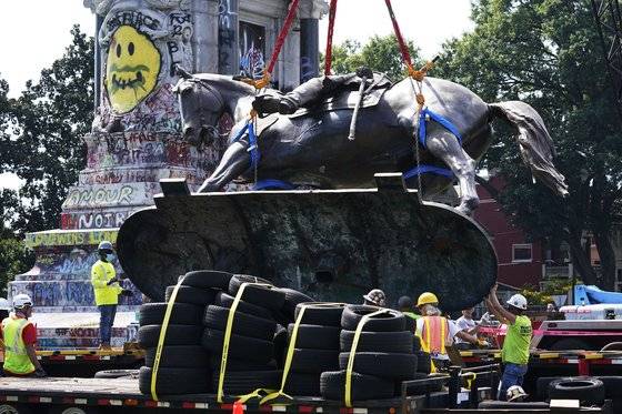 지난 9월 8일 남부 연합군 로버트 리 장군의 동상이 리치몬드에서 철거되고 있다. AP=연합뉴스