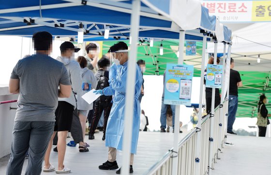 신종 코로나바이러스 감염증(코로나19)이 전국으로 확산하고 있는 가운데 28일 대전의 한 코로나19 선별진료소를 찾은 시민들이 검사를 받기위해 차례를 기다리고 있다. 프리랜서 김성태