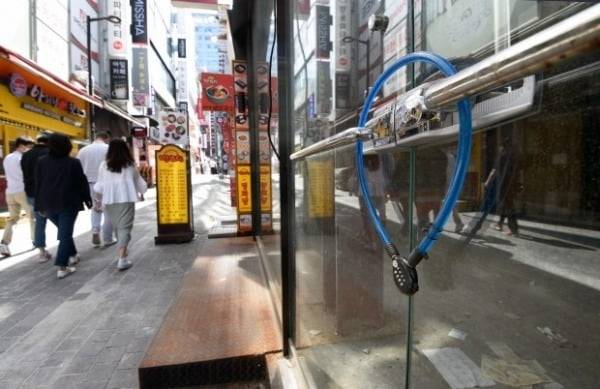 서울 명동 거리에 텅빈 상가들. / 자료=한경DB
