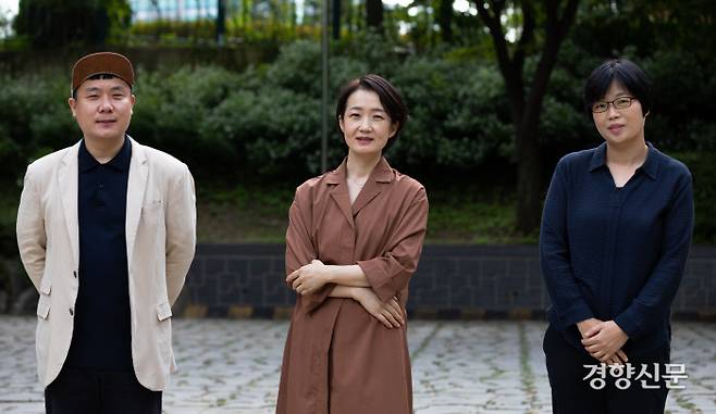 제29회 전태일 문학상 수상자들. 왼쪽부터 시 부문 김정현씨, 소설 부문 정경진씨, 생활글 부문 김설영씨. 르포 부문 이행림씨는 서면으로 인터뷰를 진행해 촬영에 참여하지 못했다. /우철훈 선임기자