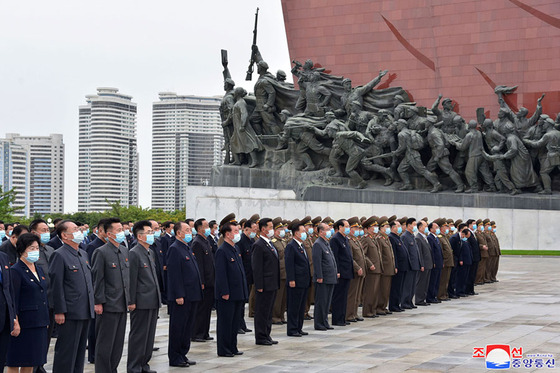 Officials of North Korea's Supreme People's Assembly, its rubber-stamp legislature which convened Tuesday, visit Mansudae Hill in Pyongyang Monday in an image released by the official Korean Central News Agency. Pyongyang launched a short-range missile Tuesday morning. [YONHAP]