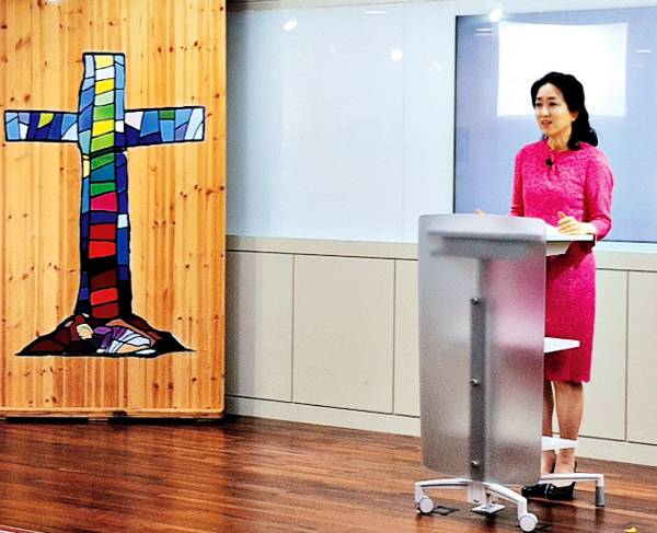 백소영 강남대 기독교학과 교수가 최근 열린 교회여성세미나에서 교회 내 여성지도력이 나아갈 길에 대해 강연하고 있다. 한국교회여성연합회 제공