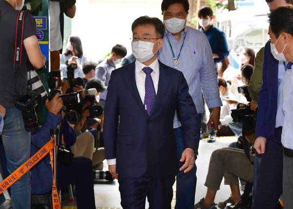 김만배 화천대유 대주주가 27일 참고인 조사를 받기 위해 서울 용산경찰서로 출석하고 있다. 최현규 기자