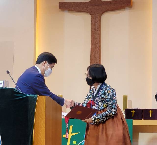 기장 신임 총회장으로 추대된 김은경(오른쪽) 목사가 28일 제106회 정기총회가 열린 충북 청주제일교회에서 직전 총회장 이건희 목사로부터 당선증을 받고 있다.