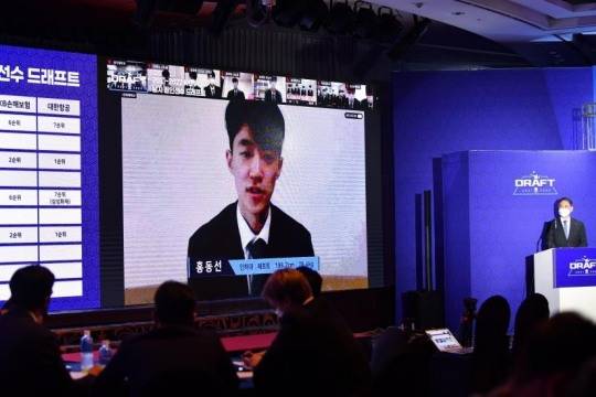 인하대 레프트 공격수 홍동선이 28일 서울 리베라호텔 베르사이유홀에서 열린 2021-2022 한국배구연맹(KOVO) 남자 신인선수 드래프트에서 전체 1라운드 1순위로 현대캐피탈의 지명을 받은 뒤 화상으로 소감을 밝히고 있다. [대한배구연맹 제공]