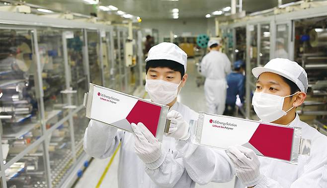 LG에너지솔루션은 기술력을 앞세워 배터리 시장 선두 굳히기를 노린다. 사진은 충북 오창 전기차 배터리 공장 생산라인에서 엔지니어들이 배터리셀을 살펴보고 있는 모습. <LG에너지솔루션 제공>