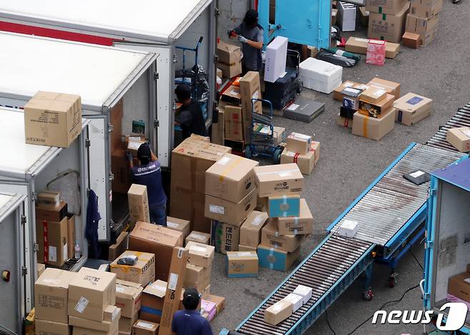 추석 연휴를 하루 앞둔 지난 17일 오전 서울의 한 택배 물류센터에서 택배 기사들이 분주히 배송 준비 작업을 하고 있다. /사진제공=뉴스1