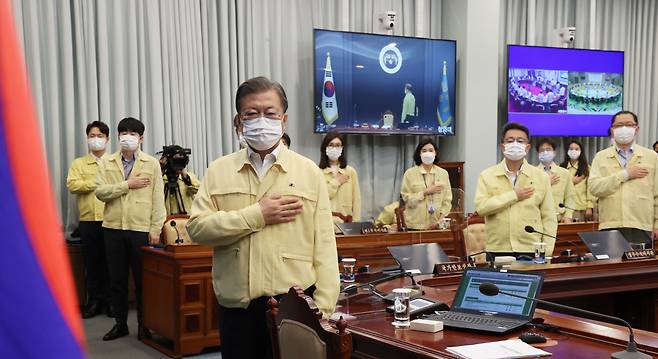 문재인 대통령이 28일 오전 청와대 여민관 영상회의실에서 열린 국무회의에서 국민의례를 하고 있다. 연합뉴스