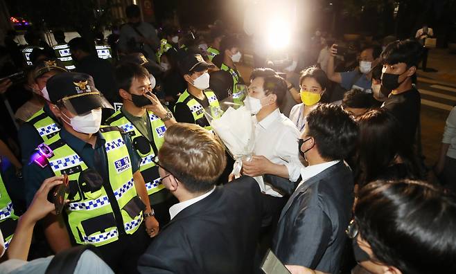 전국자영업비상대책위원회 소속회원 및 원희룡 전 제주지사, 정의당 류호정 의원 등이 지지난 16일 오후 여의도 국회의사당역 3번 출구 앞에 최근 생활고에 시달리다 세상을 떠난 자영업자들을 추모하고 정부에 영업제한조치 철폐를 촉구하는 합동 분향소 설치를 시도하다 경찰과 대치하고 있다. [연합]