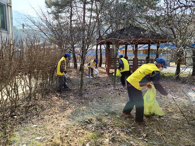 [영동=뉴시스] 조성현 기자 = 영동군의 노인 일자리 사업 활동 모습. (사진=영동군 제공) 2021.09.28. photo@newsis.com *재판매 및 DB 금지