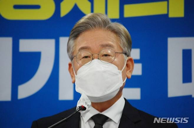 [인천=뉴시스] 김동영 기자 = 더불어민주당 대권주자인 이재명 경기도지사가 28일 오전 더불어민주당 인천시당에서 인천 발전 공약 발표 기자회견을 하고 있다. 2021.09.28. dy0121@newsis.com