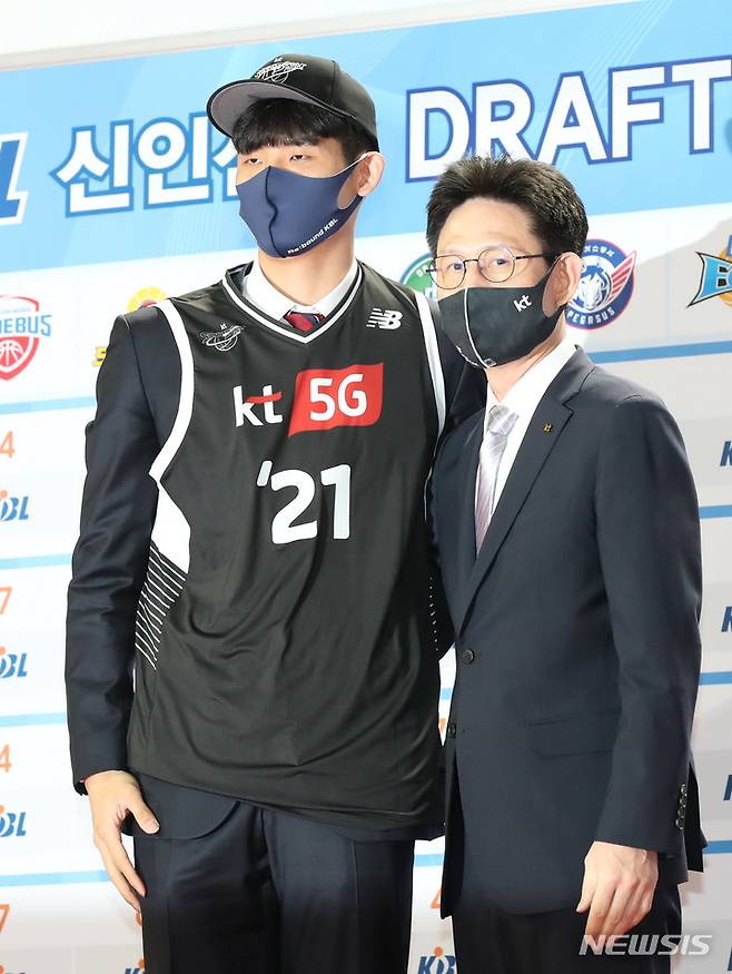 [서울=뉴시스] 고범준 기자 = 28일 오후 서울 송파구 잠실학생체육관에서 열린 '2021 KBL 신인선수 드래프트'에서 1라운드 2순위 수원 KT 소닉붐에 지명된 하윤기가 서동철 감독과 포즈를 취하고 있다. 2021.09.28. bjko@newsis.com