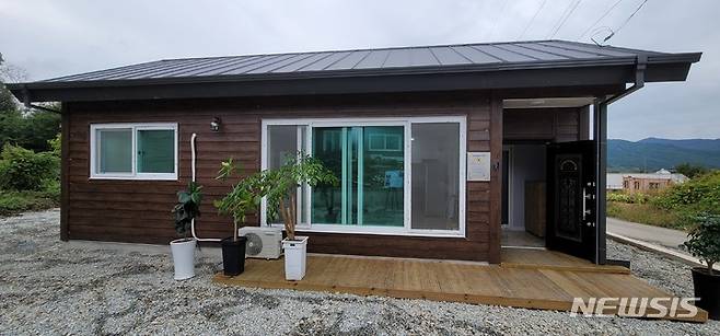 [순창=뉴시스]윤난슬 기자 = 육군 35사단은 28일 전북 순창군 복흥면에 있는 6·25 참전용사인 박성규(92) 할아버지 집에서 '나라사랑 보금자리' 사업 준공식을 열었다고 밝혔다.2021.09.28.(사진=육군 35사단 제공)