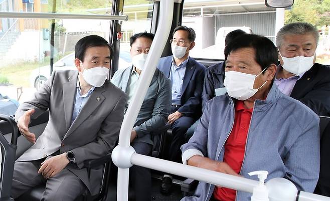 [충주=뉴시스] 이병찬 기자 = 충북 충주시 엄정면 탄방마을회관에서 28일 열린 마을버스 개통식에서 조길형(왼쪽) 충주시장이 시승을 하고 있다.(사진=충주시 제공) 2021.09.28. photo@newsis.com *재판매 및 DB 금지
