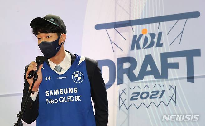 [서울=뉴시스] 고범준 기자 = 28일 오후 서울 송파구 잠실학생체육관에서 열린 '2021 KBL 신인선수 드래프트'에서 1라운드 1순위 서울 삼성 썬더스에 지명된 이원석이 소감을 말하고 있다. 2021.09.28. bjko@newsis.com