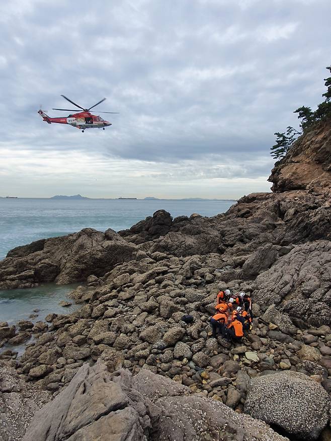 지난 25일 태안군 이원면에서 발생한 안전사고 관련 구급활동을 벌이는 충남소방. 충남도소방본부 제공